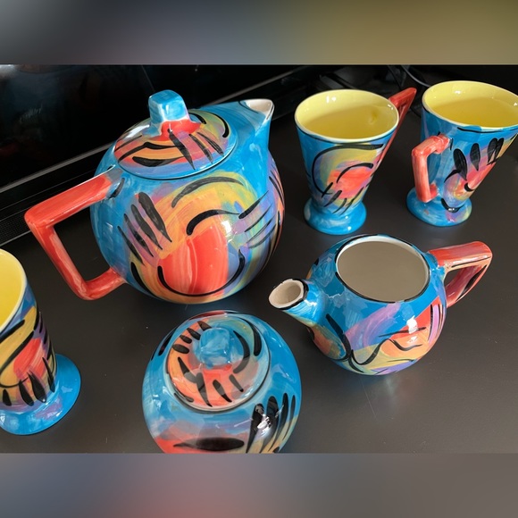 Designer T-shirt includes 4 cups teapot sugar bowl and milk jug - Picture 2 of 3